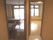 二間続きとなっている部屋の右側には家具や家電はなく、左側にはベッドが２台置かれている。