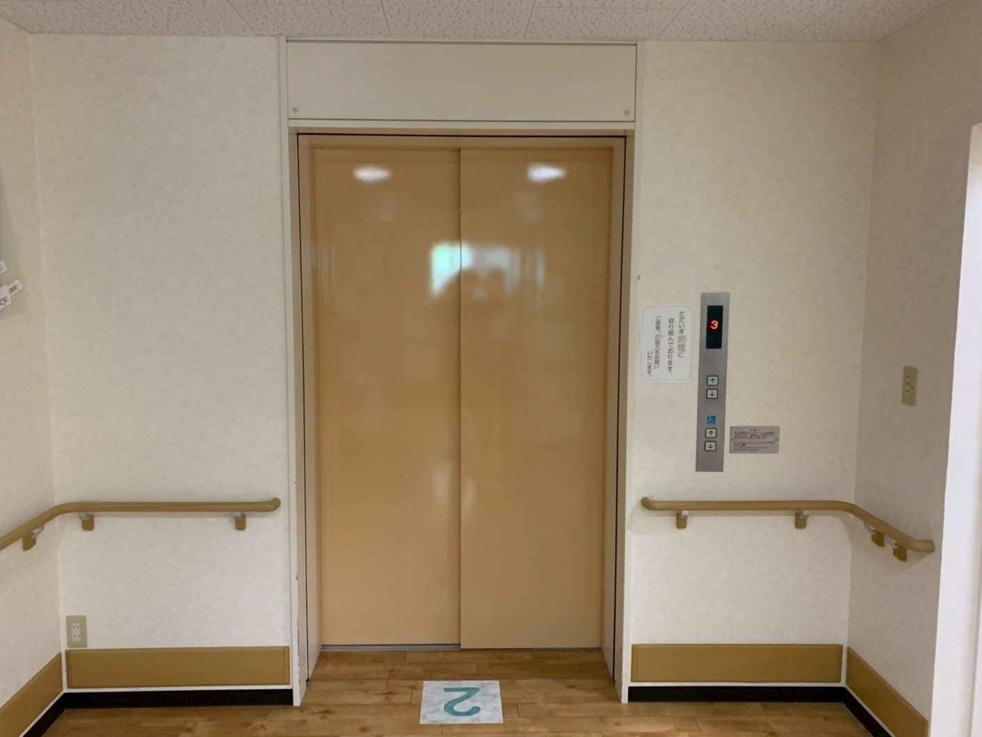 安全なエレベーター前