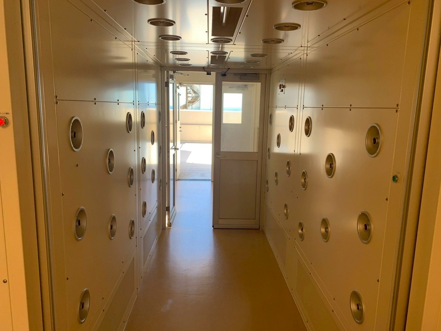 明るい廊下の出入口