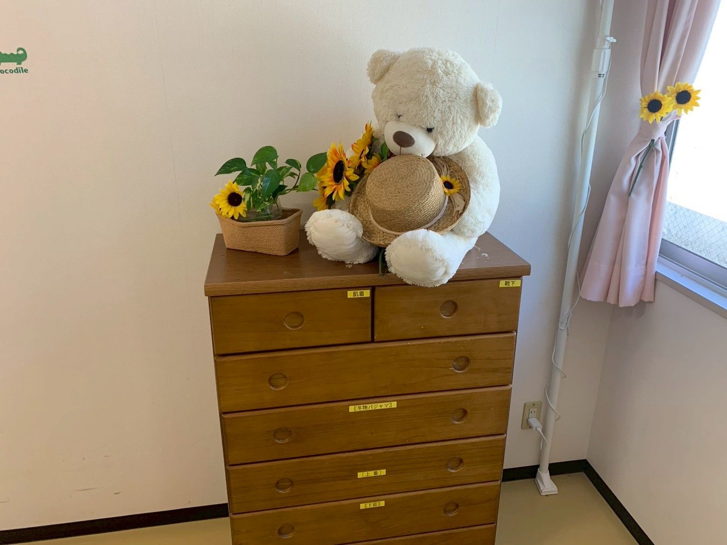 ぬいぐるみと花の飾り棚