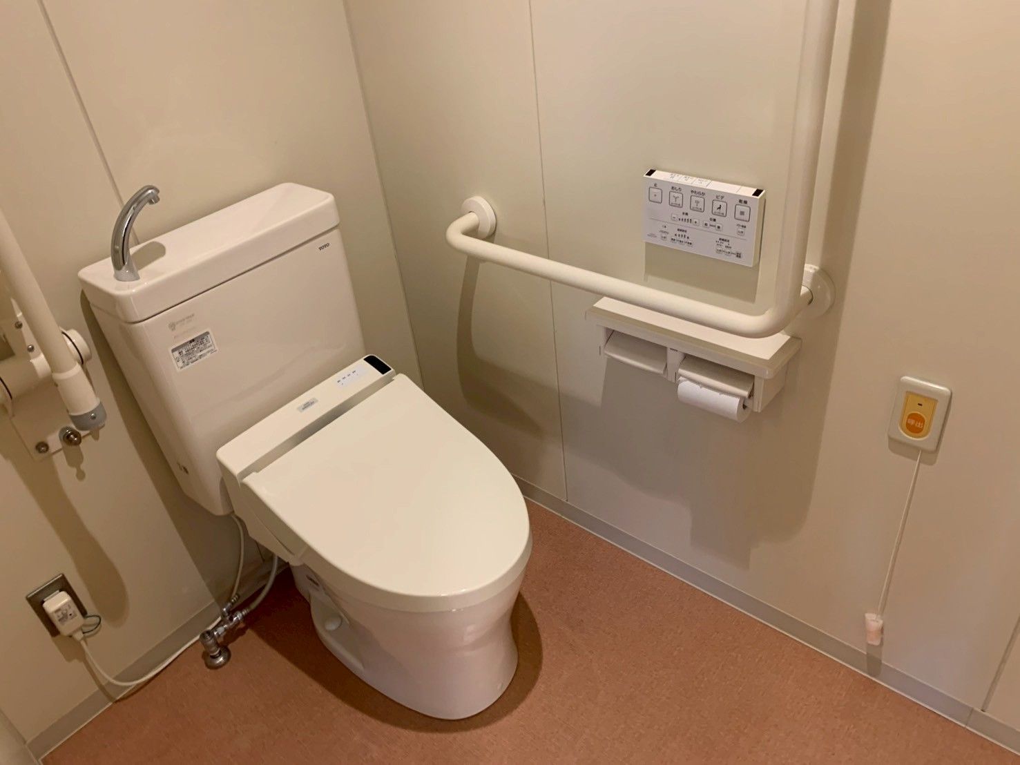 手すり付きのトイレ