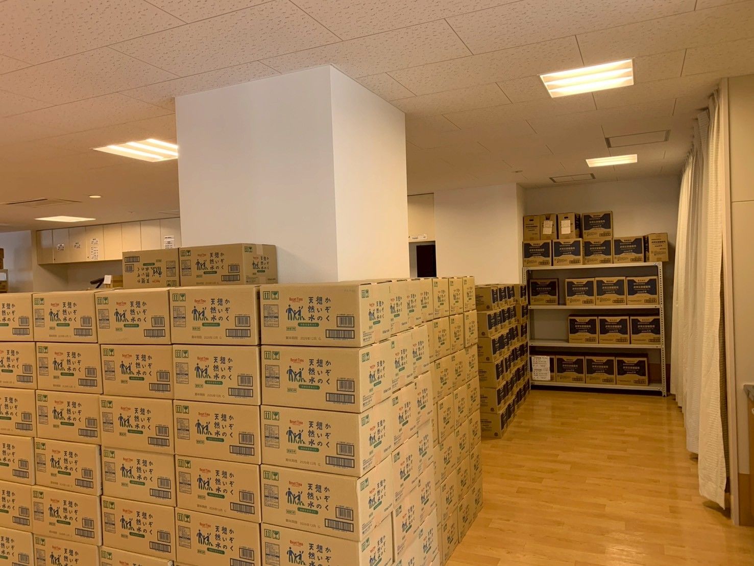 段ボールが積まれた部屋