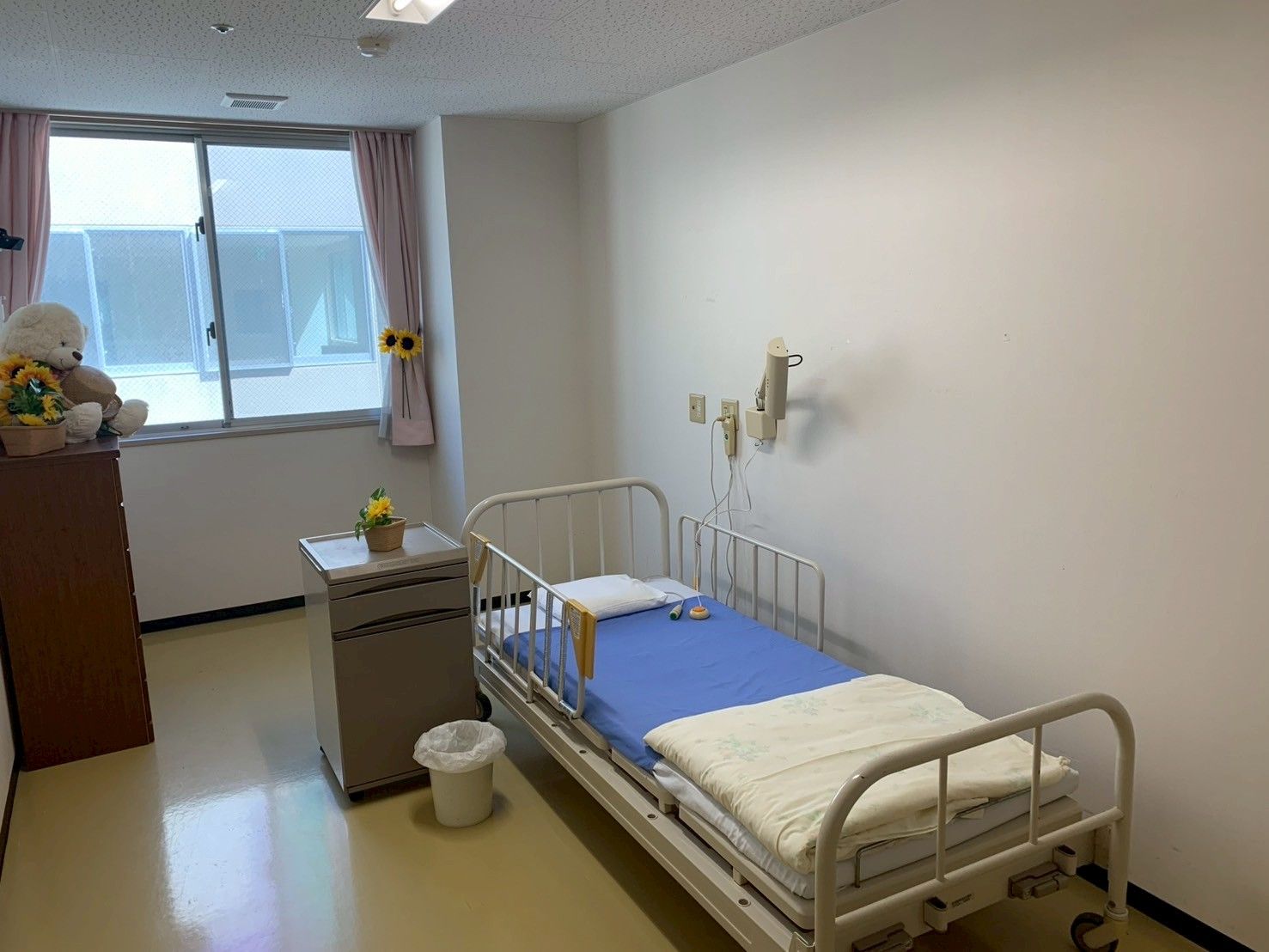 窓際のベッドルーム