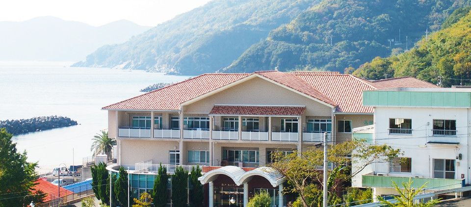 海と山に囲まれた施設