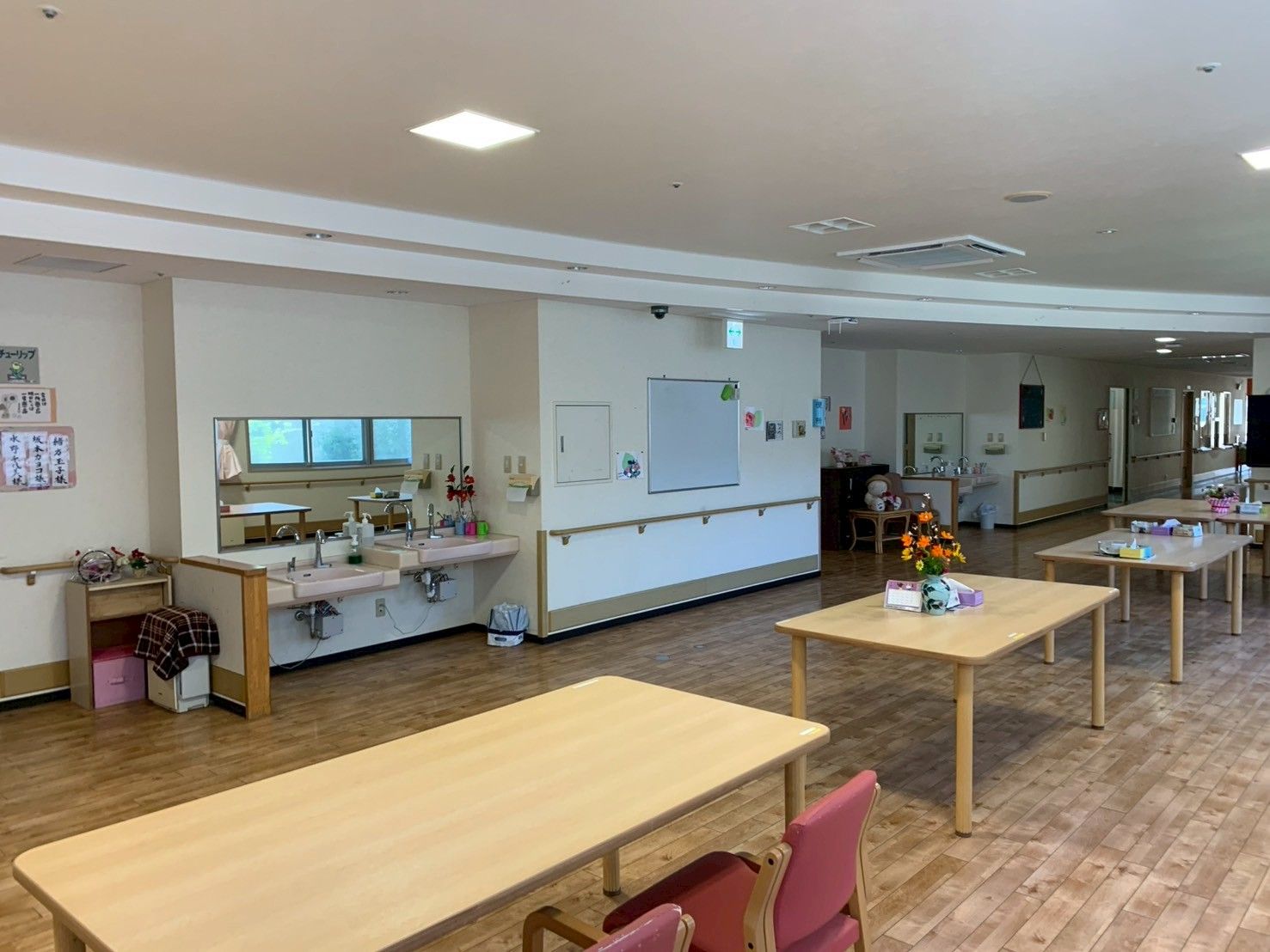 広いテーブルのある部屋