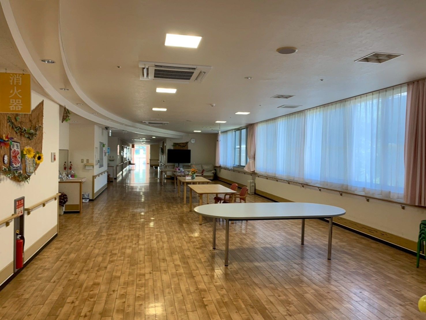 広い廊下とテーブル