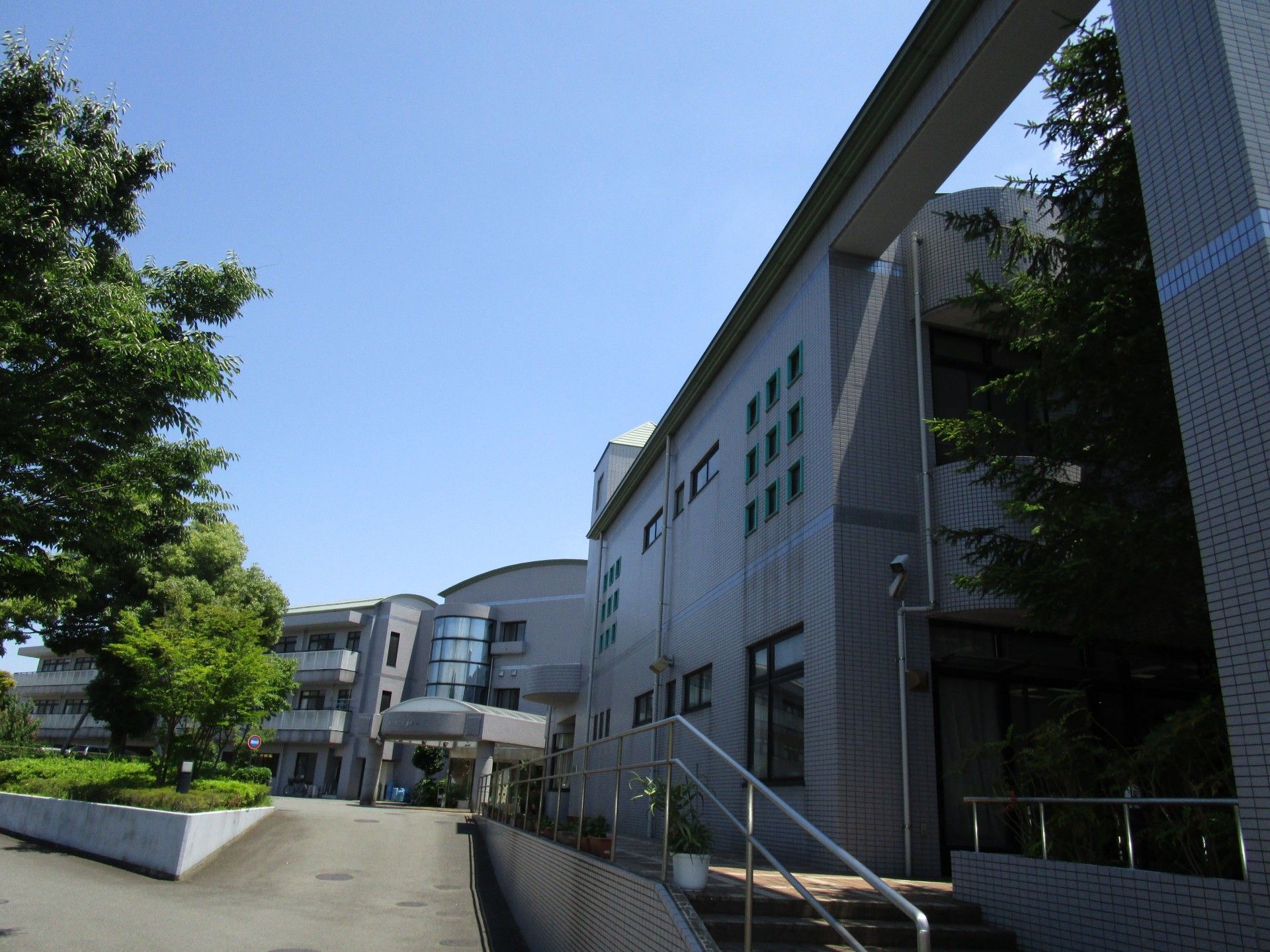 静かな環境の建物外観