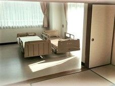 二つベッドが並んでおかれたフローリングの間と続きで畳敷きの和室がある。