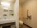 フットレスタイプの洗面台が設置されており、上にはハンドソープが用意されている。トイレとの間は、カーテンで仕切られている。