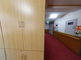明るく清潔な施設の廊下