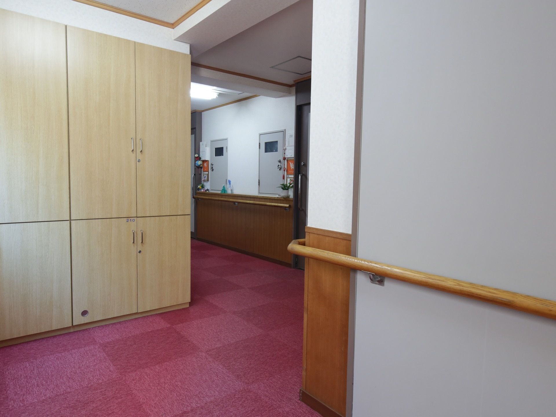 Ｌ字型に設計された通路である。ワインレッド系の市松模様のカーペット敷きになっており、コーナーには収納クローゼットが造り付けられている。