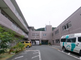 介護施設の外観と送迎車両