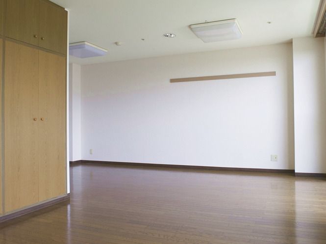 天井まで届く大きなクローゼットが付いたフローリングの部屋には家具や家電は置かれていない。