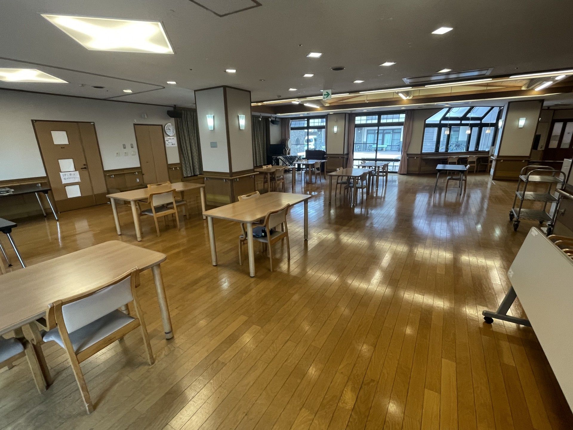 広々とした明るい食堂