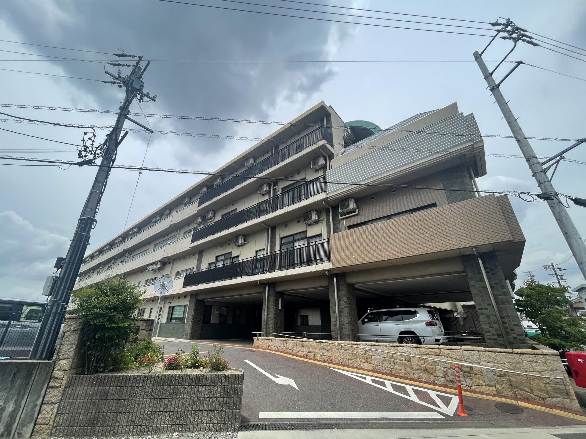 明るく清潔な外観