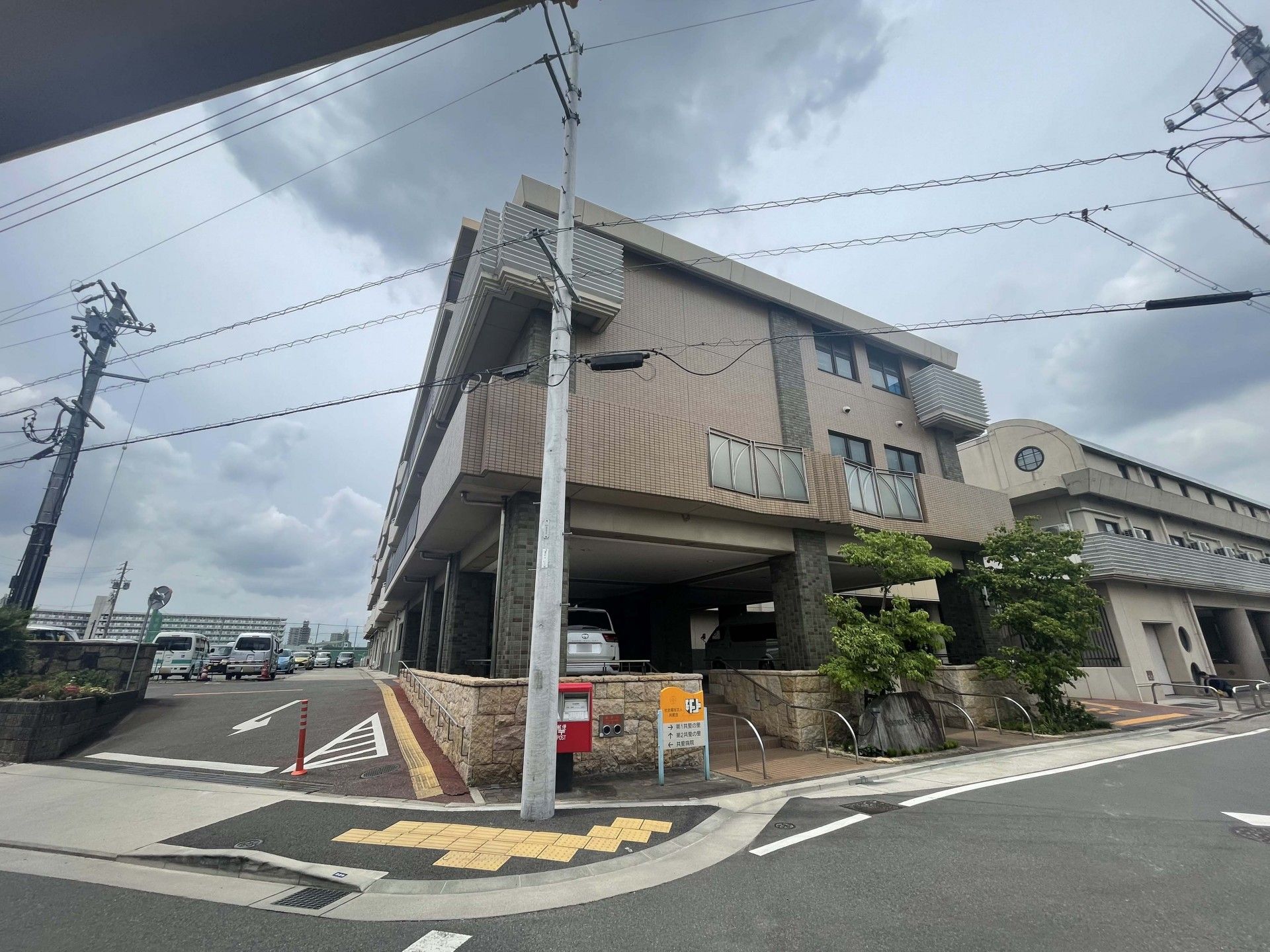 ゆったりとした建物の外観