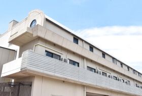 落ち着いた色合いの外観
