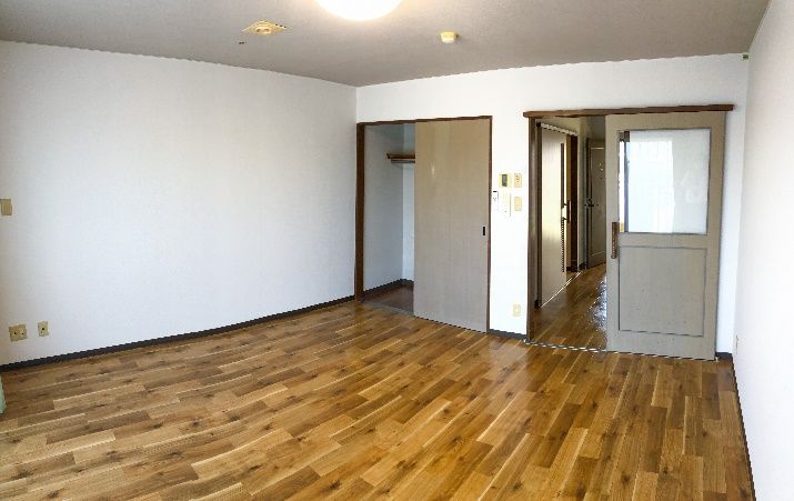 木目調の床の部屋
