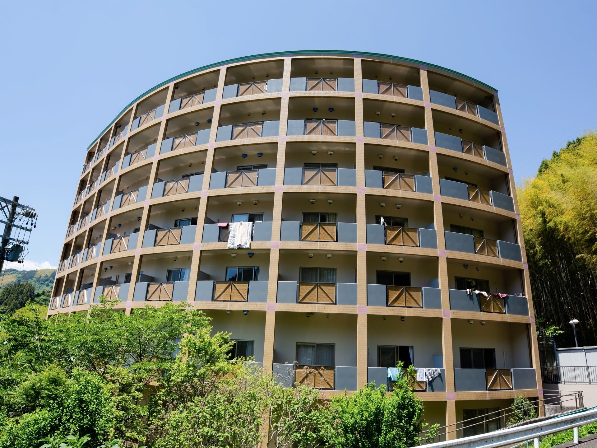 緩いカーブを描いた建物で、７階まである施設である。各部屋のベランダが並び、ところどころの部屋で洗濯物が干されている。