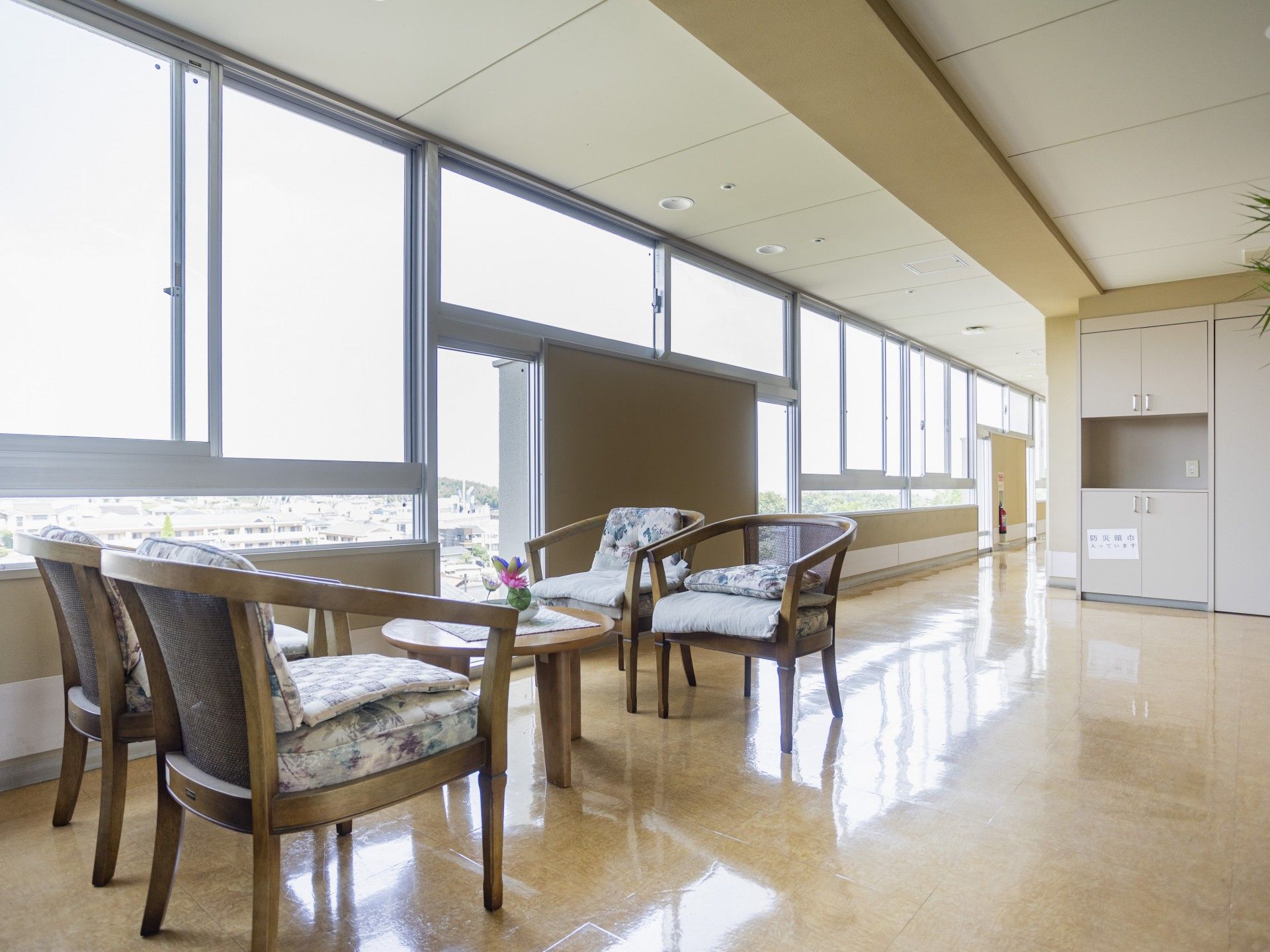 窓際のくつろぎスペース