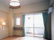 外につながる窓がある施設内の居室の様子。陽ざしが差し込む明るい部屋