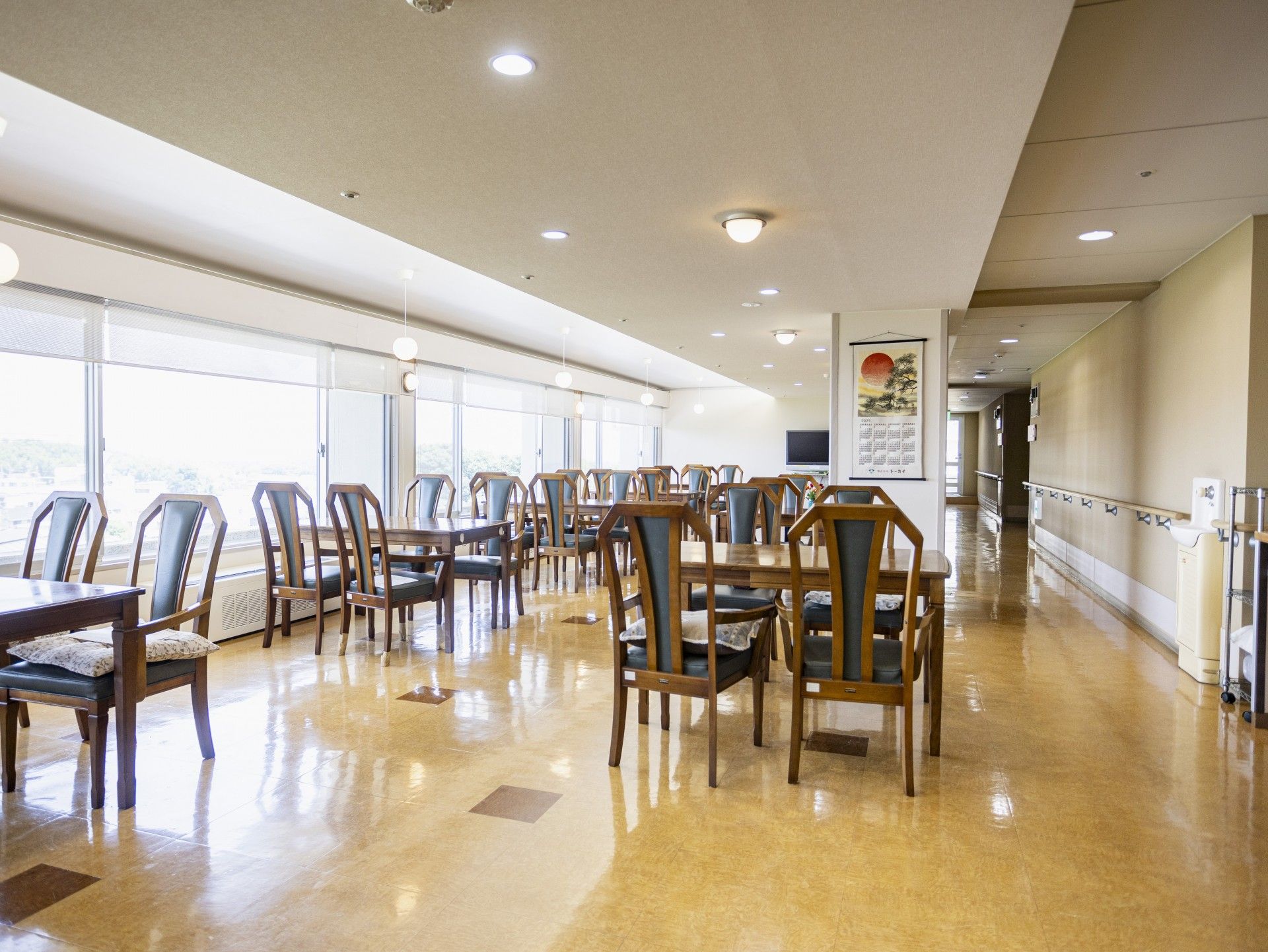 スタッフと高齢者が話している様子。カルテのようなものを書いている場面