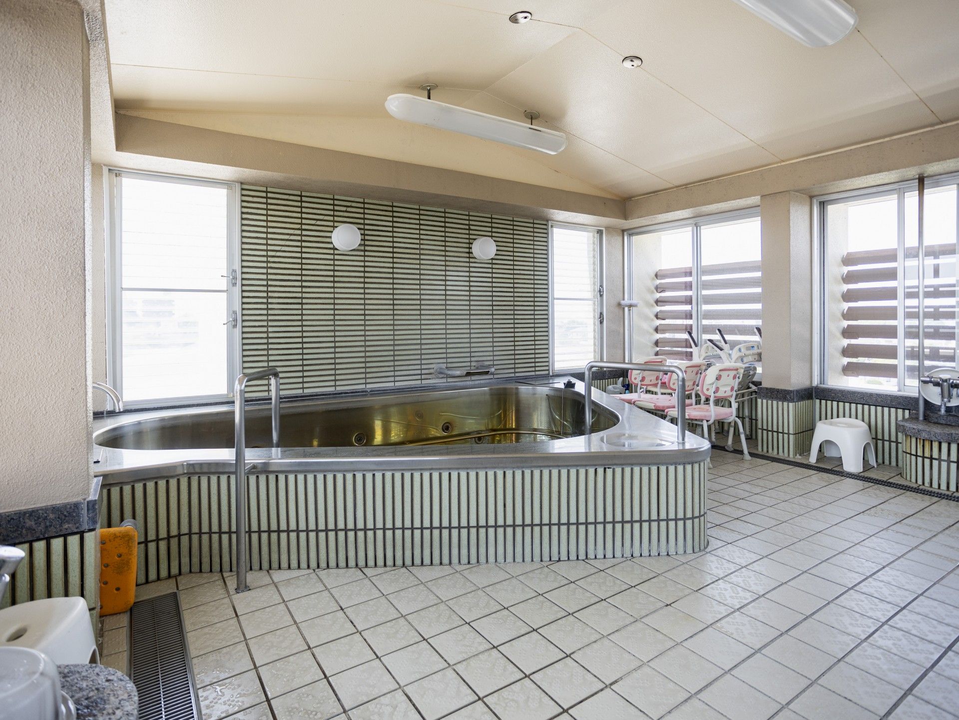 スタッフと高齢者が話している様子。カルテのようなものを書いている場面