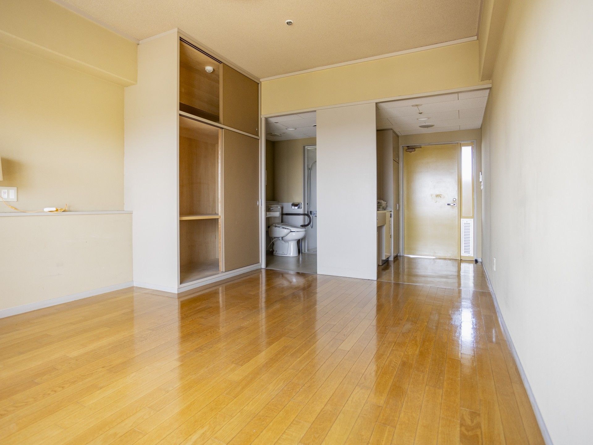 明るい居室とトイレ