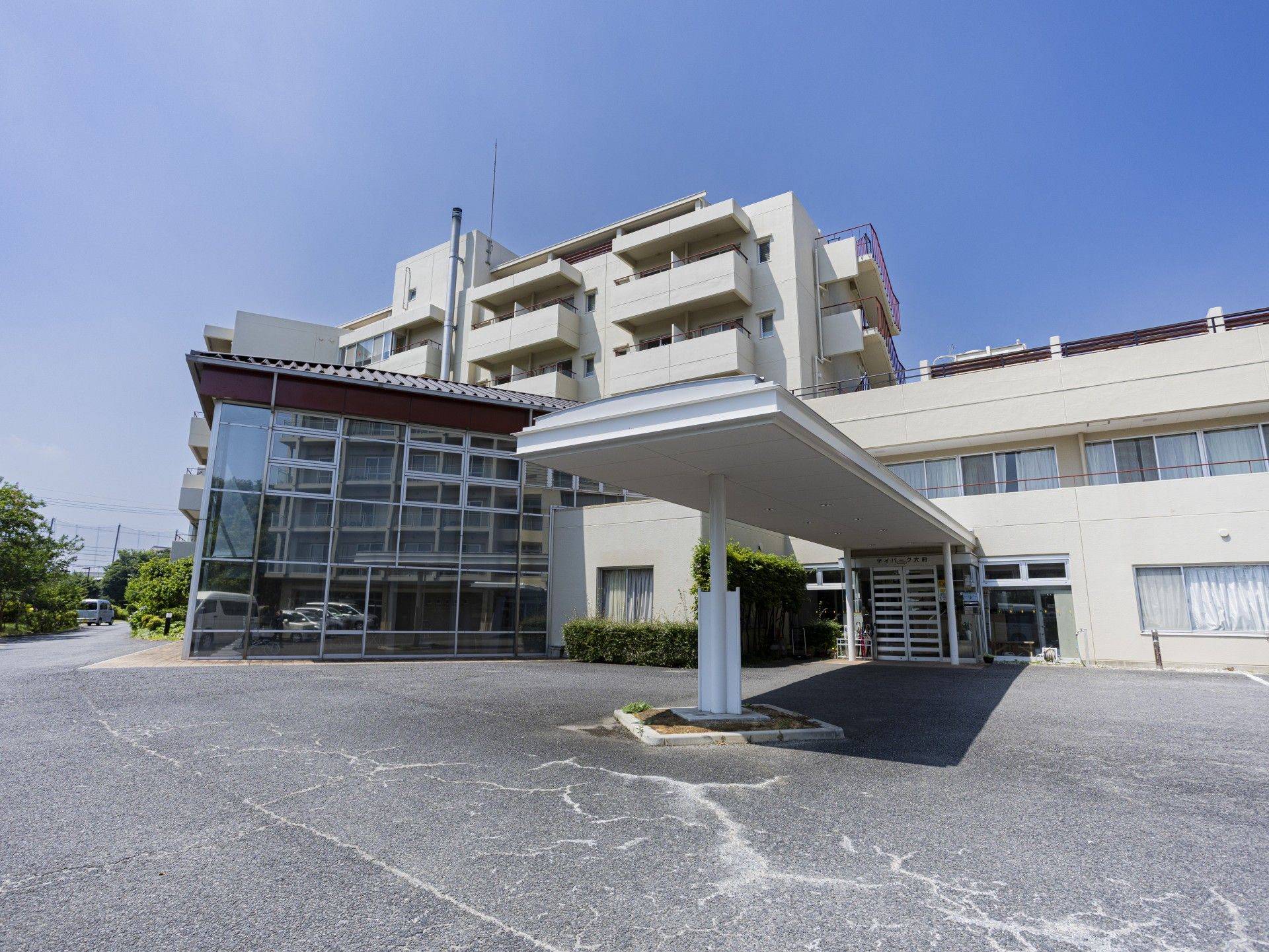 広いエントランスの建物