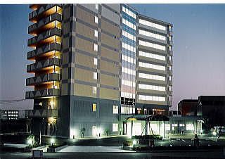 夜景を望む建物外観
