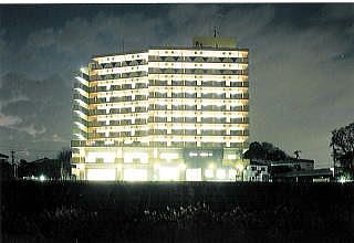 夜景に浮かぶ多階層建築