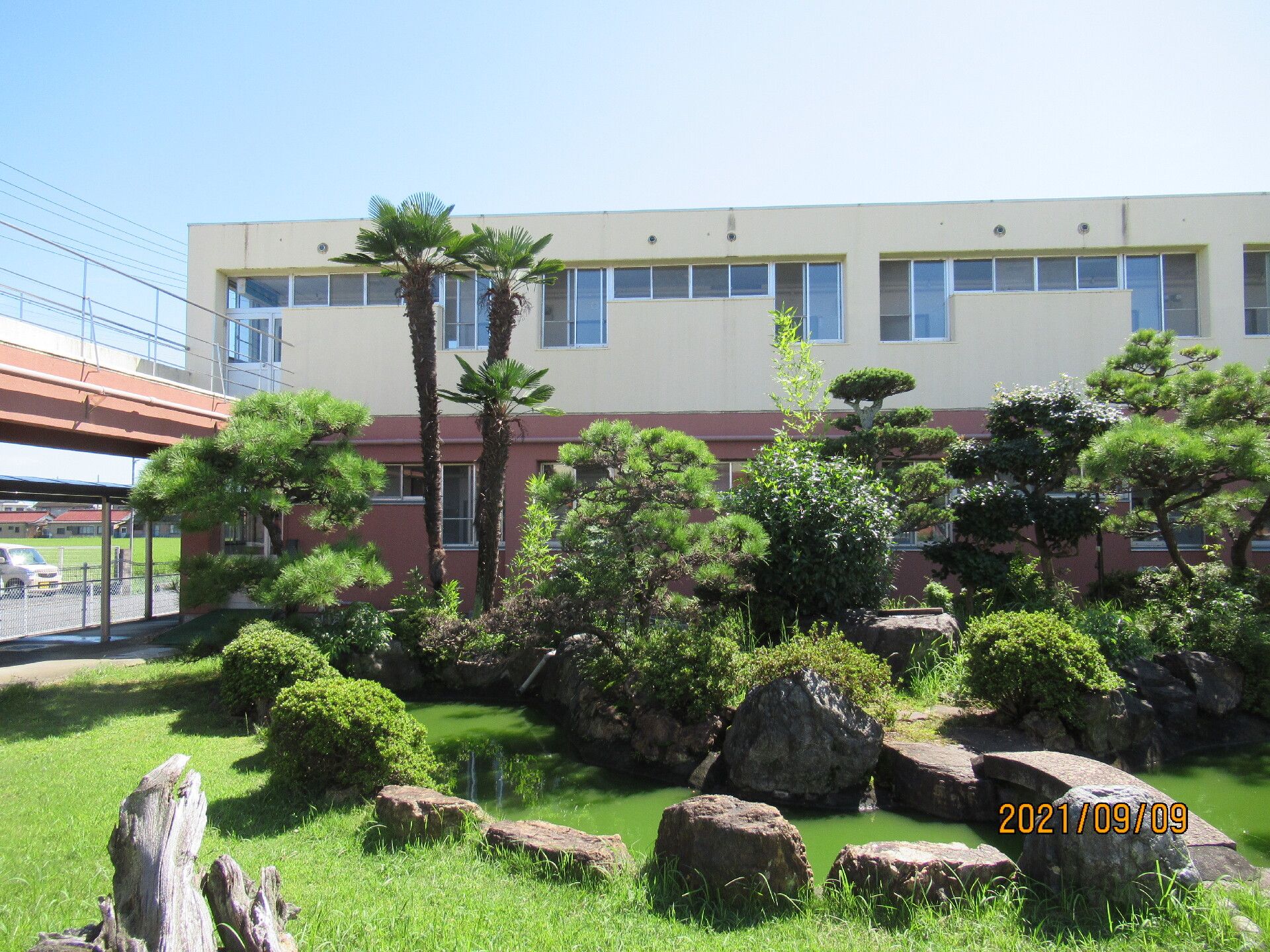 施設の中庭の様子を写したもの。建物が奥の方に写っている様子