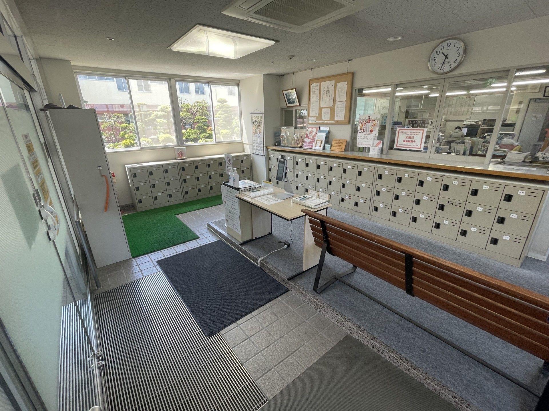 明るいエントランスホール