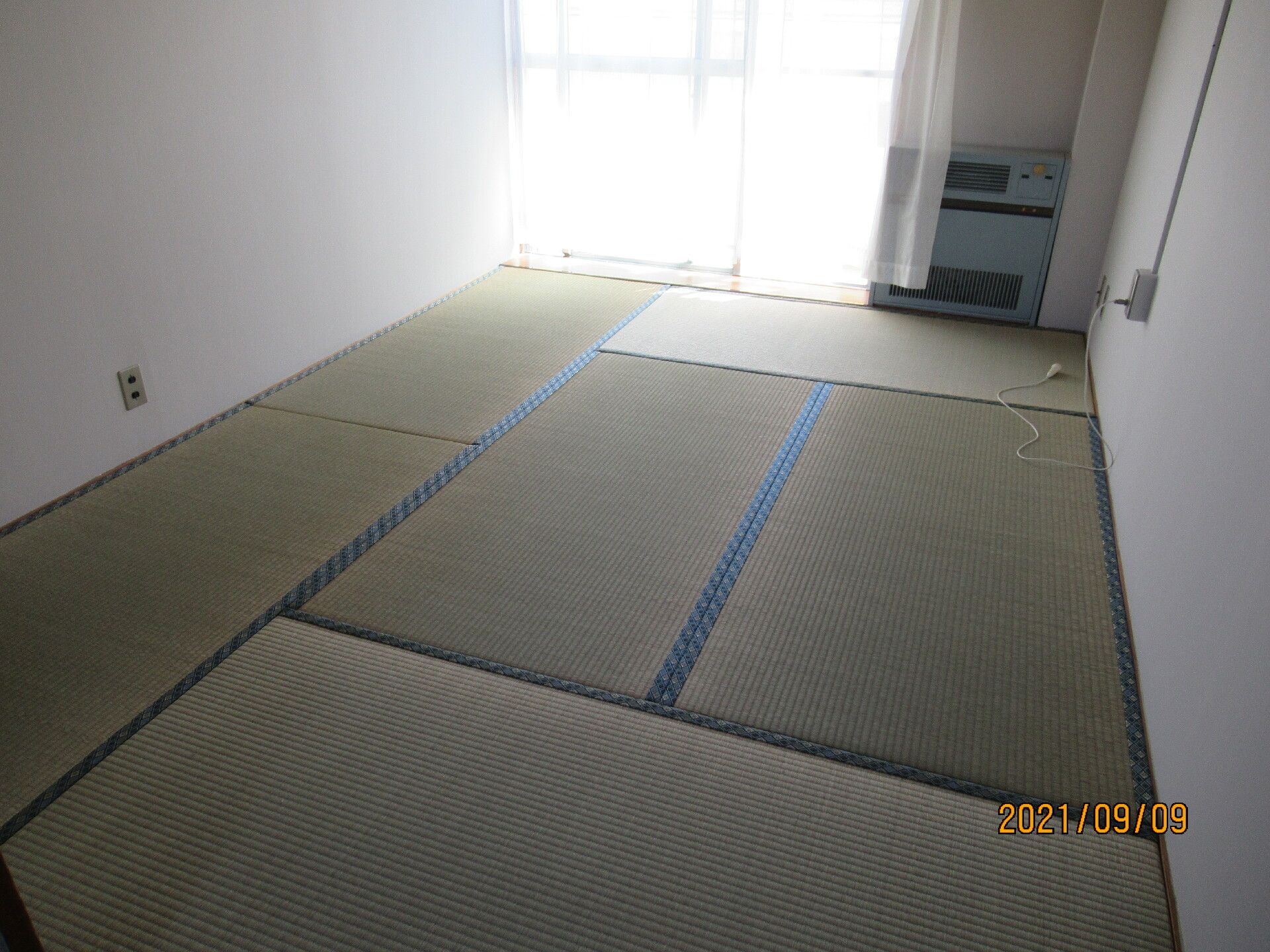 畳が敷かれている６畳程度の部屋。一人用のワンルーム内の様子