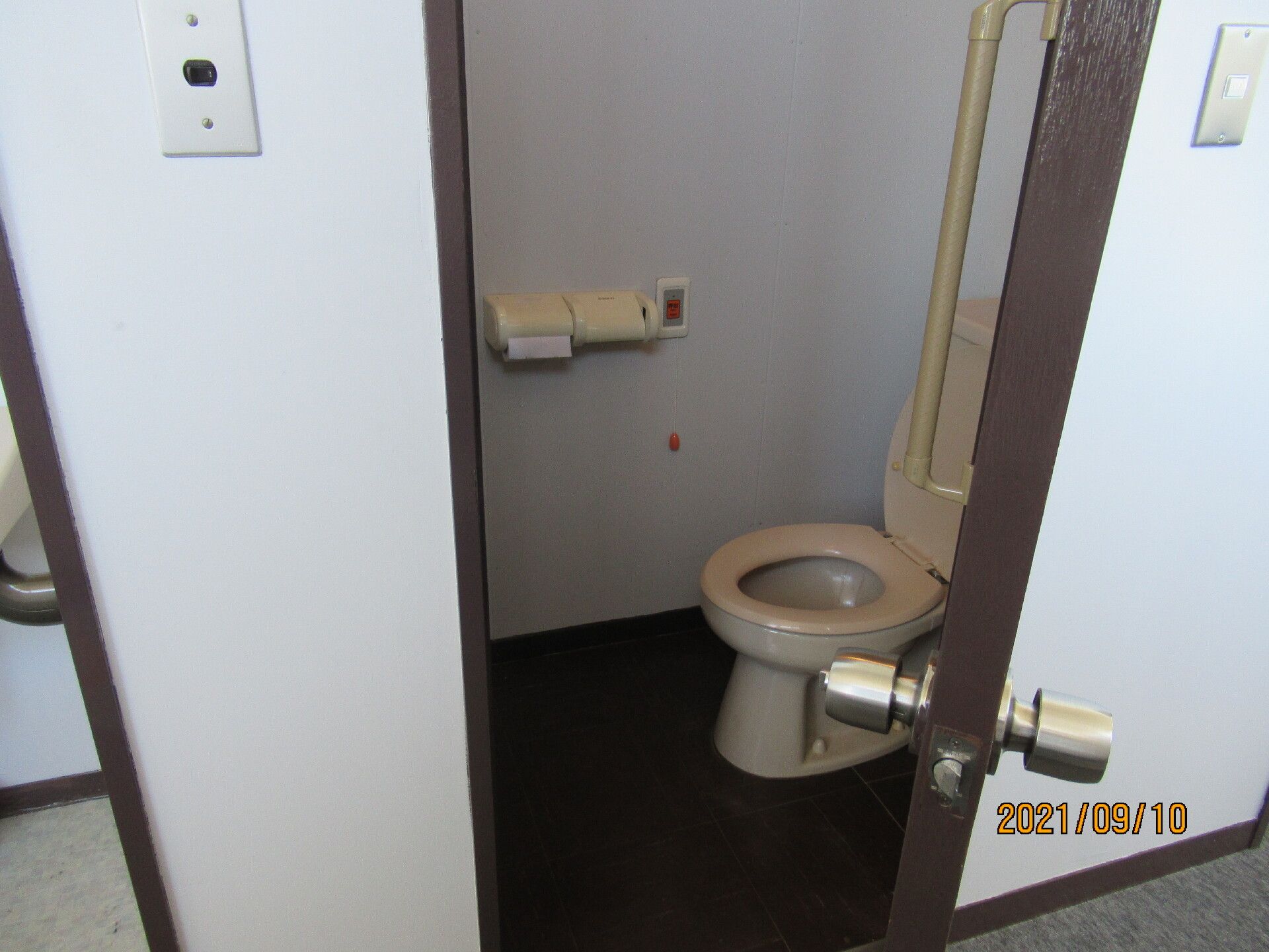手すりがついた介護仕様の設備。施設内のトイレを写した写真