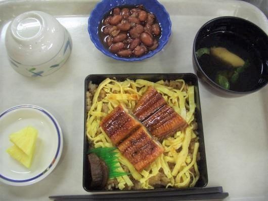 ウナギが載っている豪華な食事メニュー。特別な日の食事