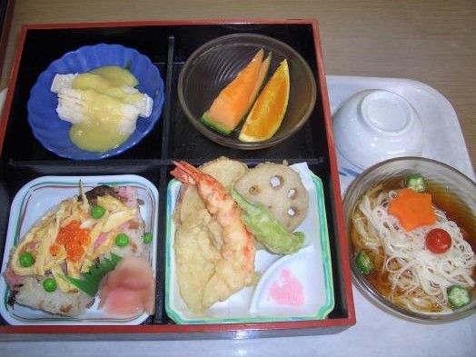 彩りの良いメニュー例。そうめんや天ぷらがある夏の食事