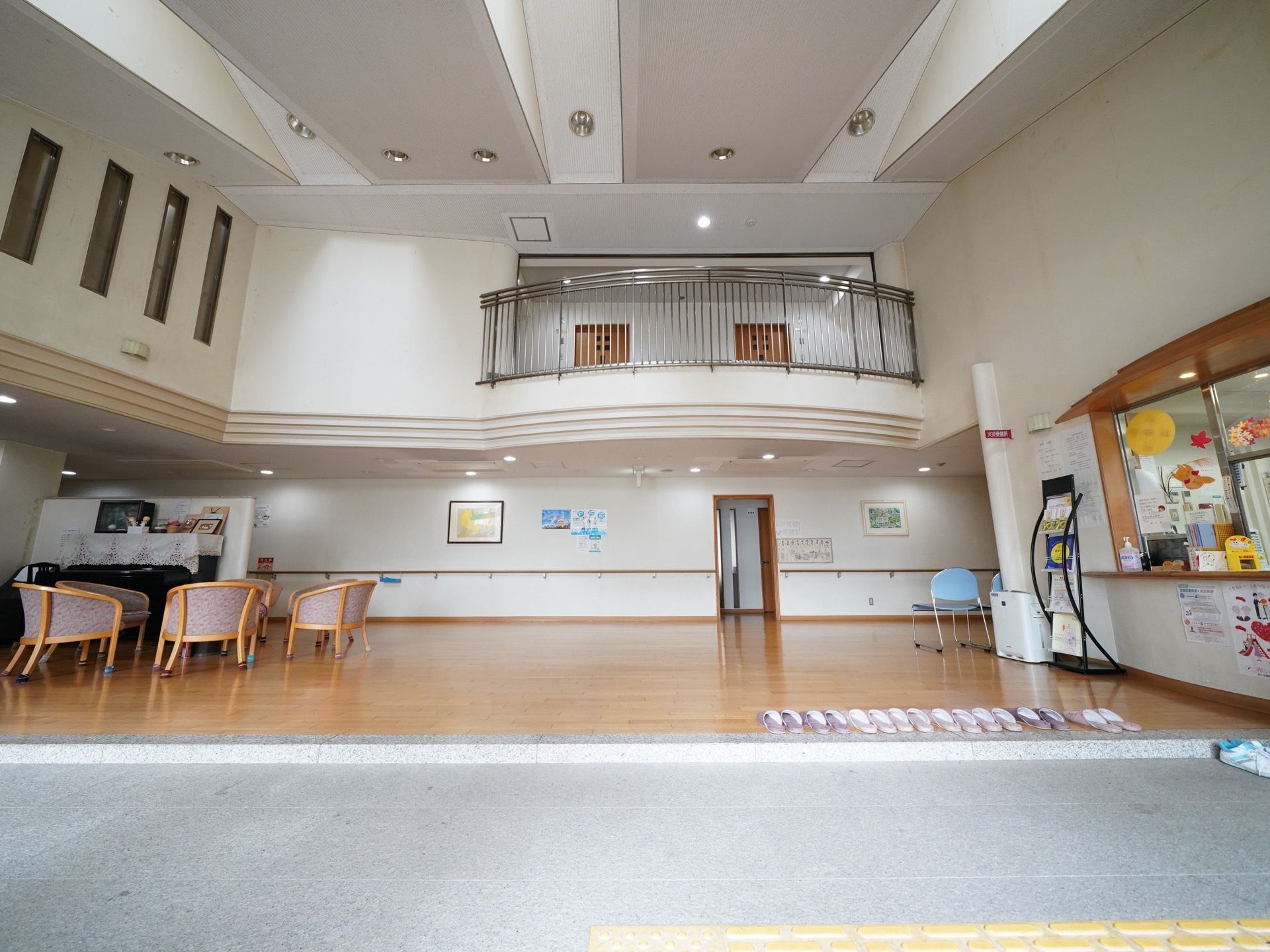 広い玄関ホールがある。スリッパが並べられており、小上がりになった部分は段差を抑え、横にはスロープを設置している。
