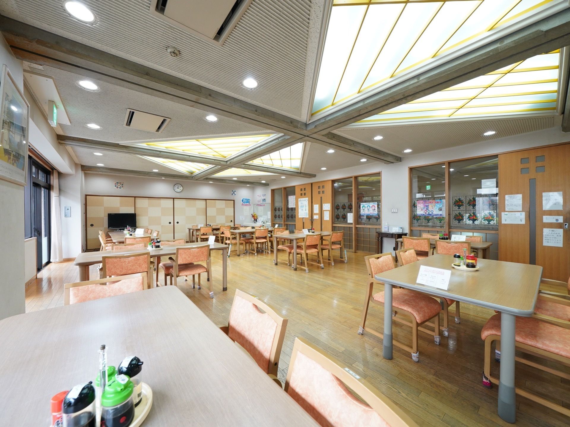 フローリングの広い部屋にテーブルセットがたくさんならんでいる。格子模様のふすまがあり、和の空間になっている。