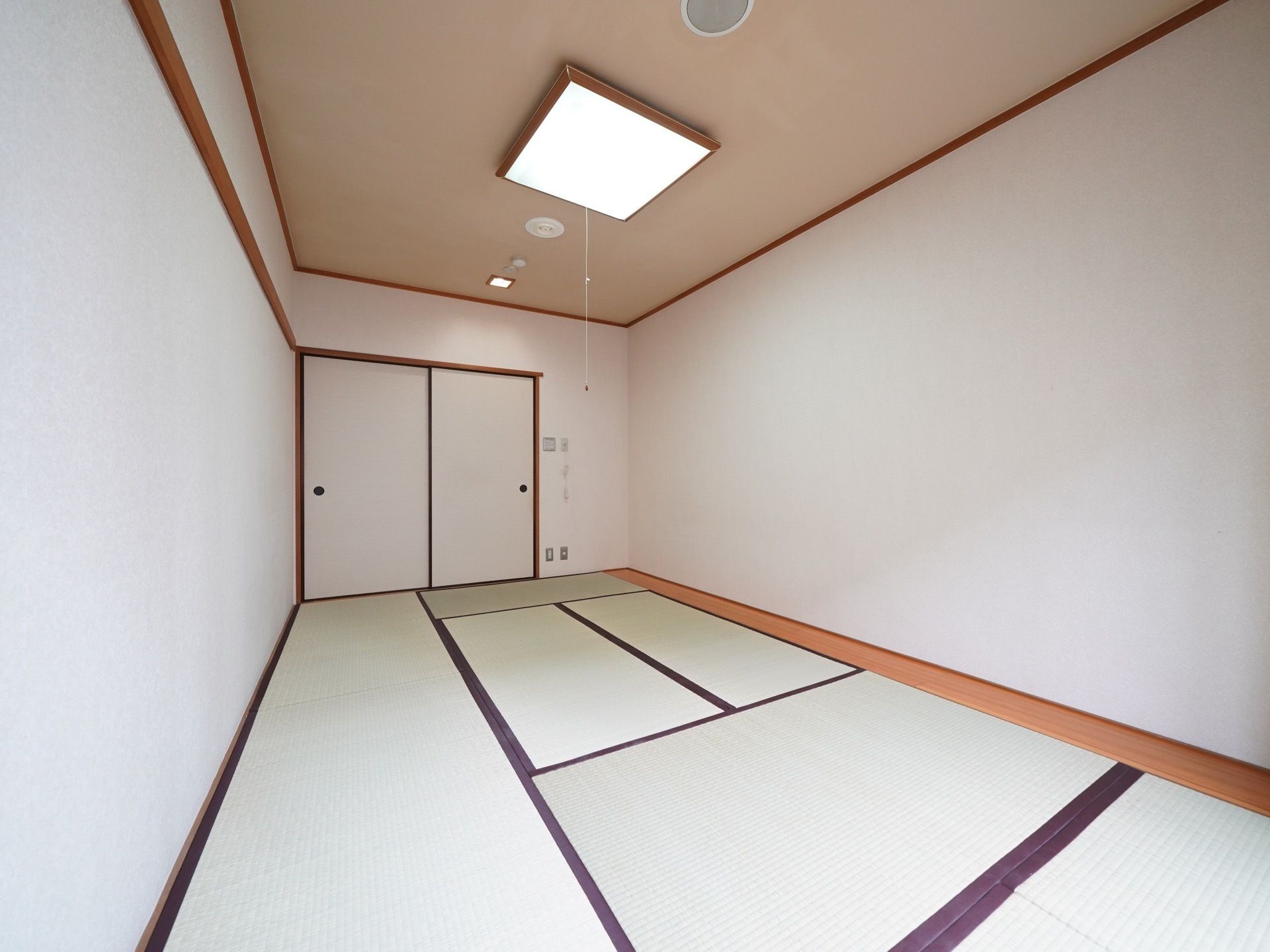 明るく広い居室は畳敷きになっている。入居者様は、い草の清々しい香りのある空間で、毎日を過ごすことができる。