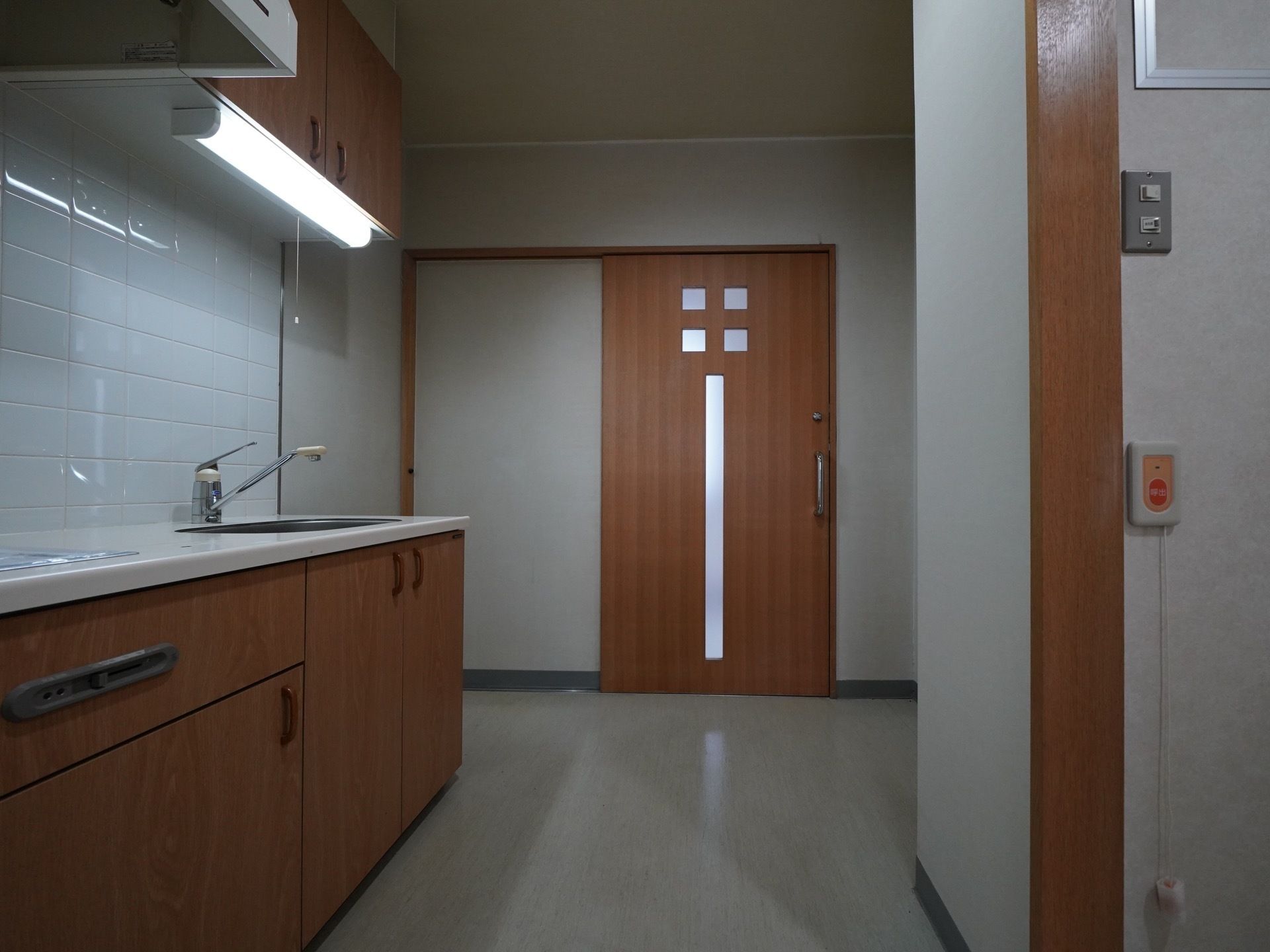 キッチンには幅の広い流し台が設置されている。照明付きで、入居者様は手元が明るい状態で調理することができる。