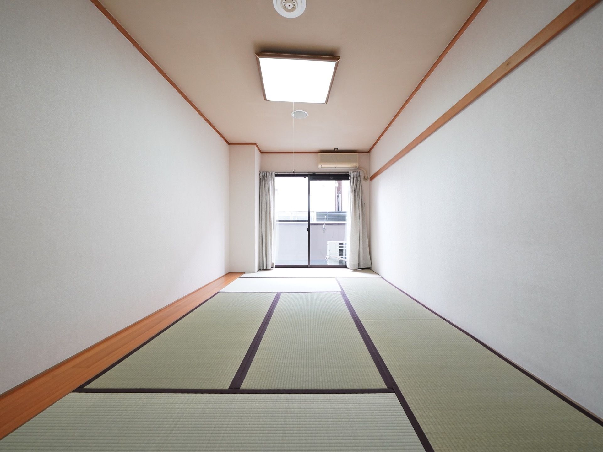 居室には大きな掃出し窓が設置されている。入居者様はいつでも自由にルーフバルコニーに出ることが可能である。