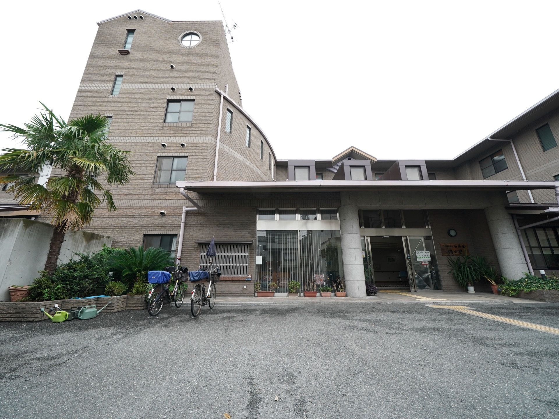 道路側から施設の出入口まで点字ブロックが設置されている。目の不自由な方も安心してアクセスすることができる。