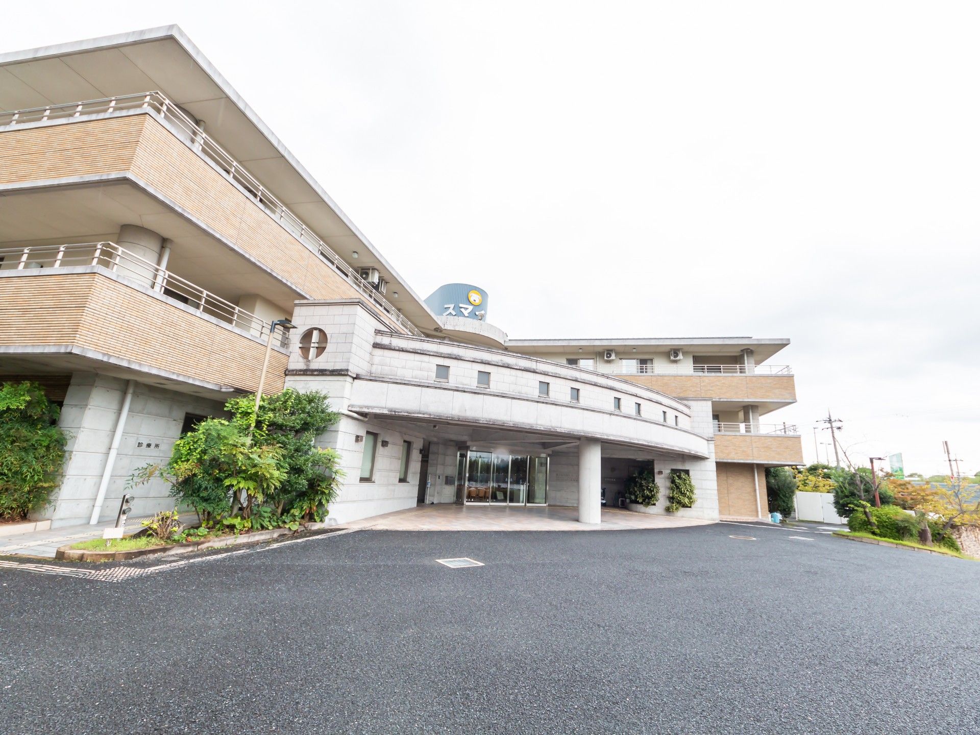広々としたエントランスの建物