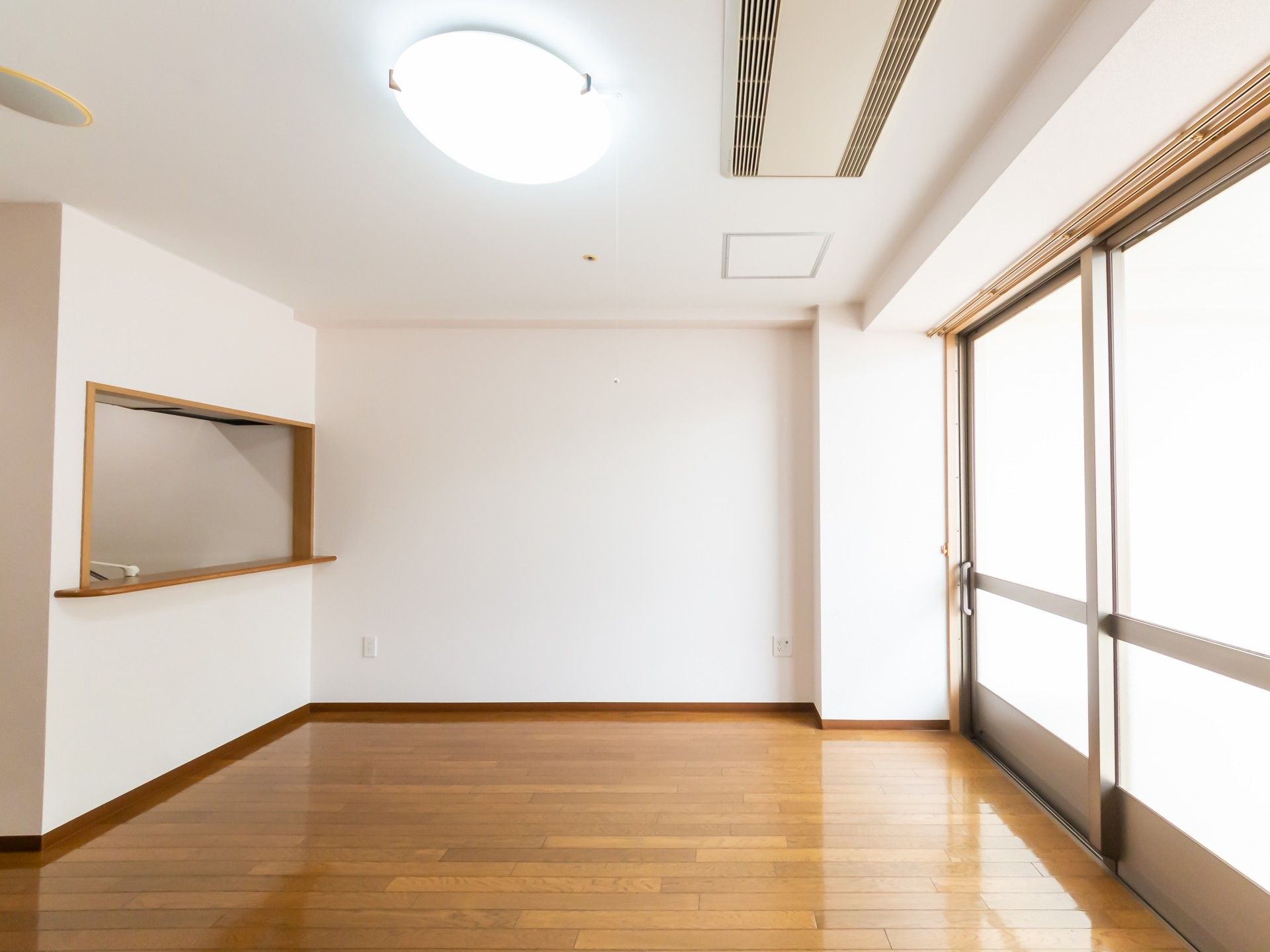 明るく広々とした居室