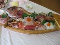 鯛の尾頭付きの船盛り。たくさんの種類の刺身が盛られた豪華な内容。