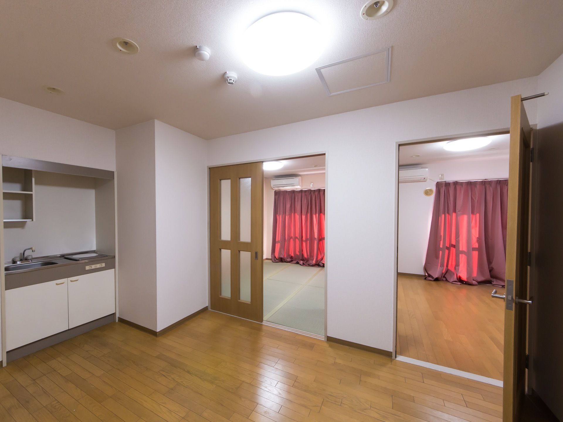 ２間ある居室があり、ご夫婦での入居も可能だ。広めのダイニングにはミニキッチンが付いているので、料理も楽しめる。