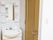 居室内のトイレの手前に独立洗面台が設置してある。ボウルが深く、使いやすそうな作り。洗面小物を収納する棚が付いている。
