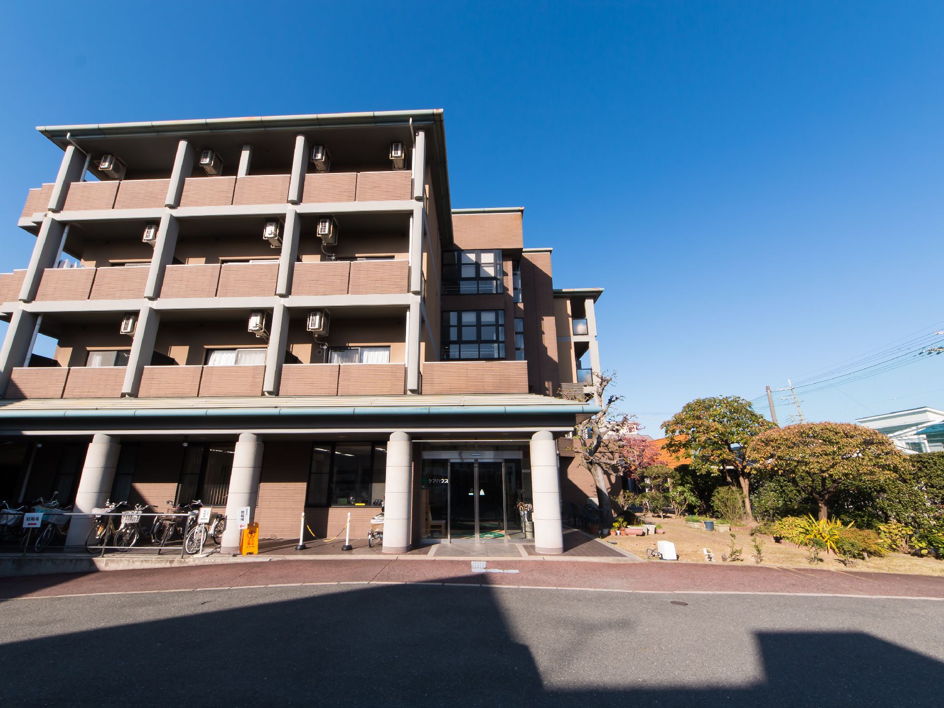 ゆったりとした外観の建物