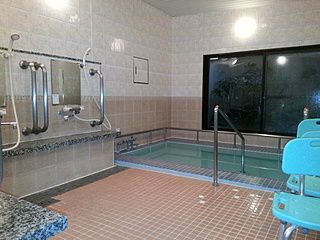 バリアフリー設計の浴室